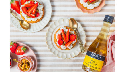 Sablé breton, crème mascarpone vanillée, fraises fraîches, compotée de rhubarbe au vinaigre de Reims 12 mois